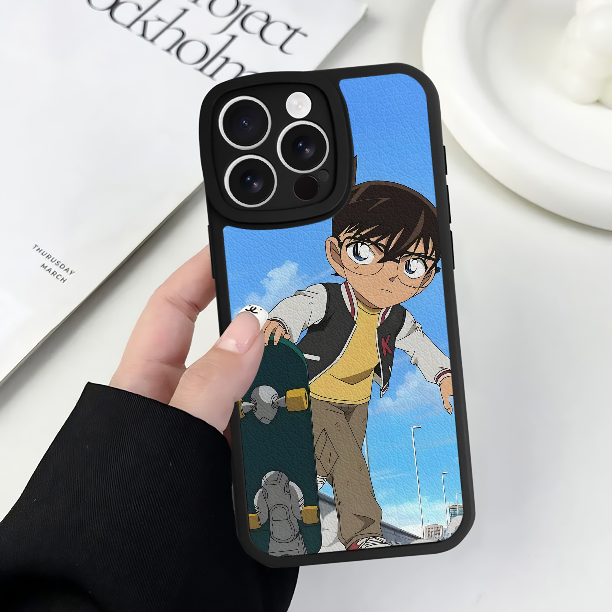 （画像用） 名探偵コナン Detective Conan 【iPhone 16シリーズ対応】シリコンスマホケース（レザー調） 材質：シリコン